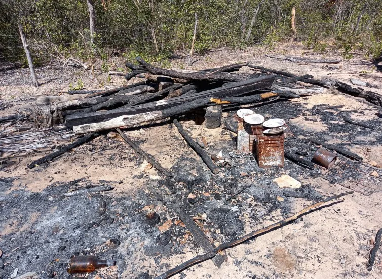 Rancho do Fecho do Cupim, em Correntina, queimado por pistoleiros ligados a milícias em julho de 2023 | Crédito: Reprodução