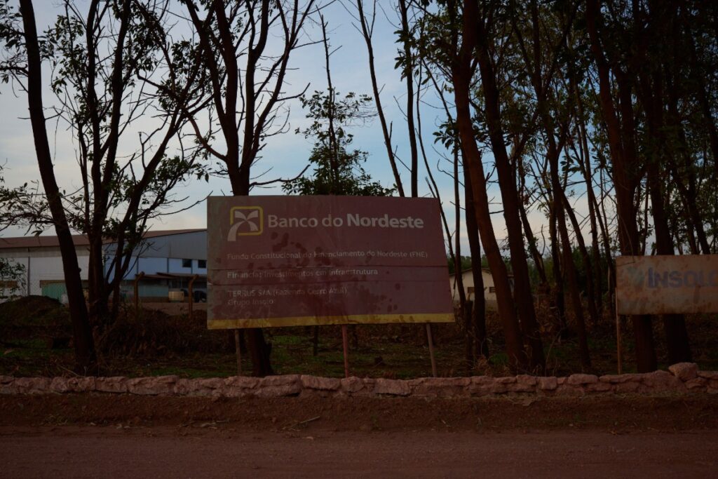Placa que indica financiamento do Banco do Nordeste em propriedade no Sul do Piauí. Região é marcada com conflitos fundiários entre empreendimentos agrícolas e comunidades tradicionais (Foto: Mariana Greif/Repórter Brasil)